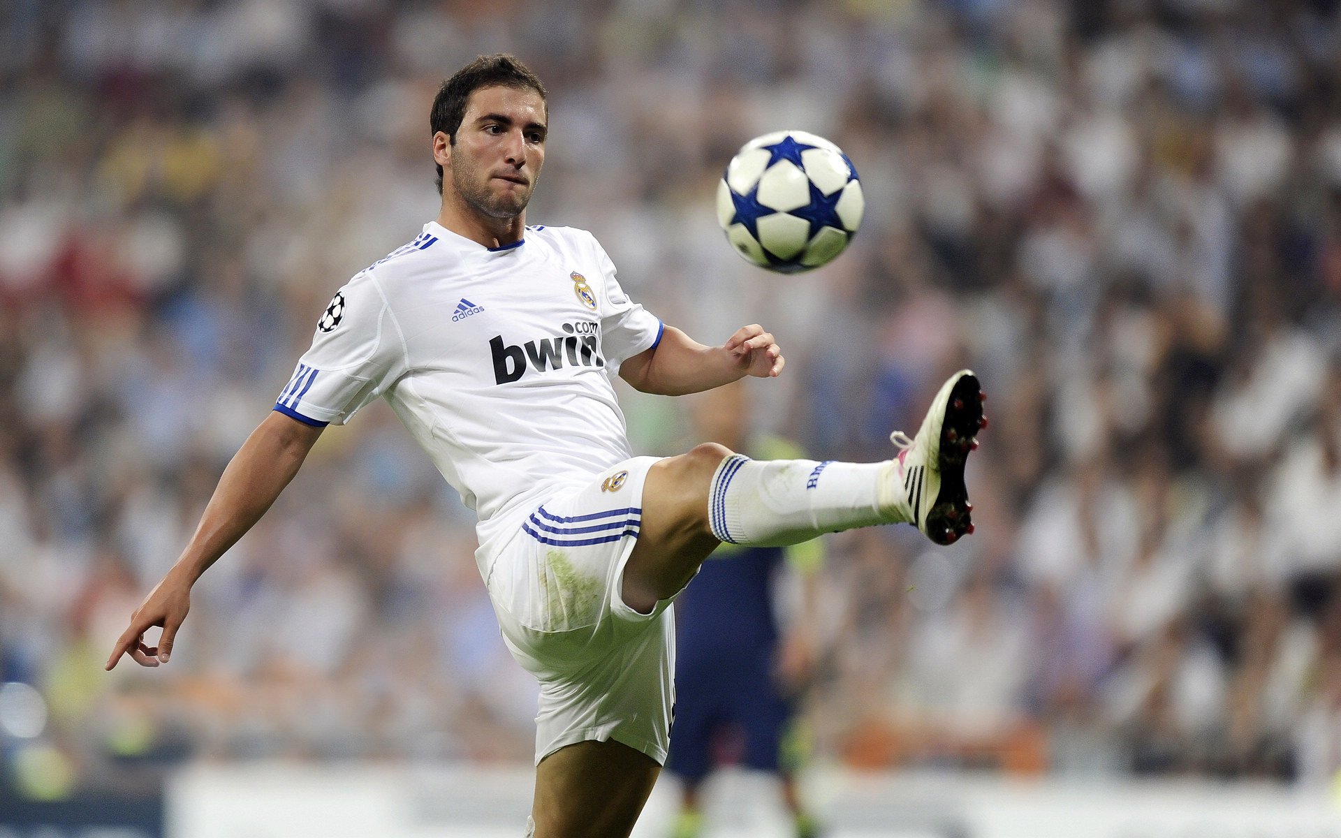 阿斯顿维拉中场控制力强，维拉公园再现辉煌，阿斯顿维拉队