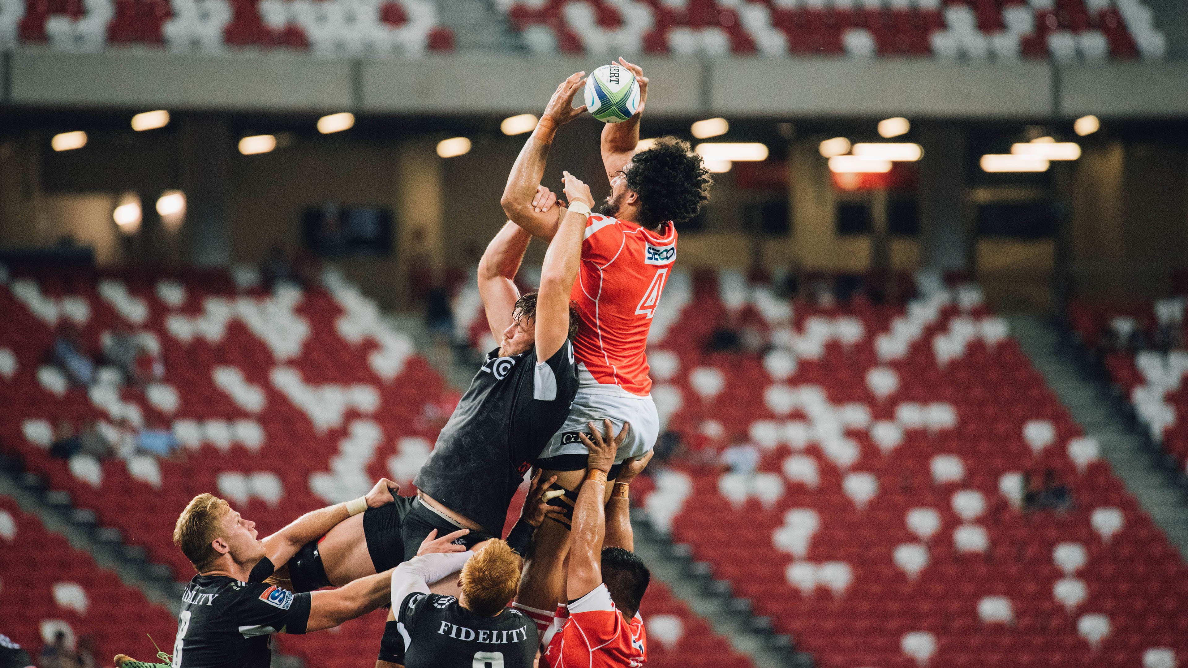 爱游戏GAMING平台-西甲：皇马在客场2-0完胜巴萨，领跑悬念持续升高，皇马2-1战胜巴萨登顶